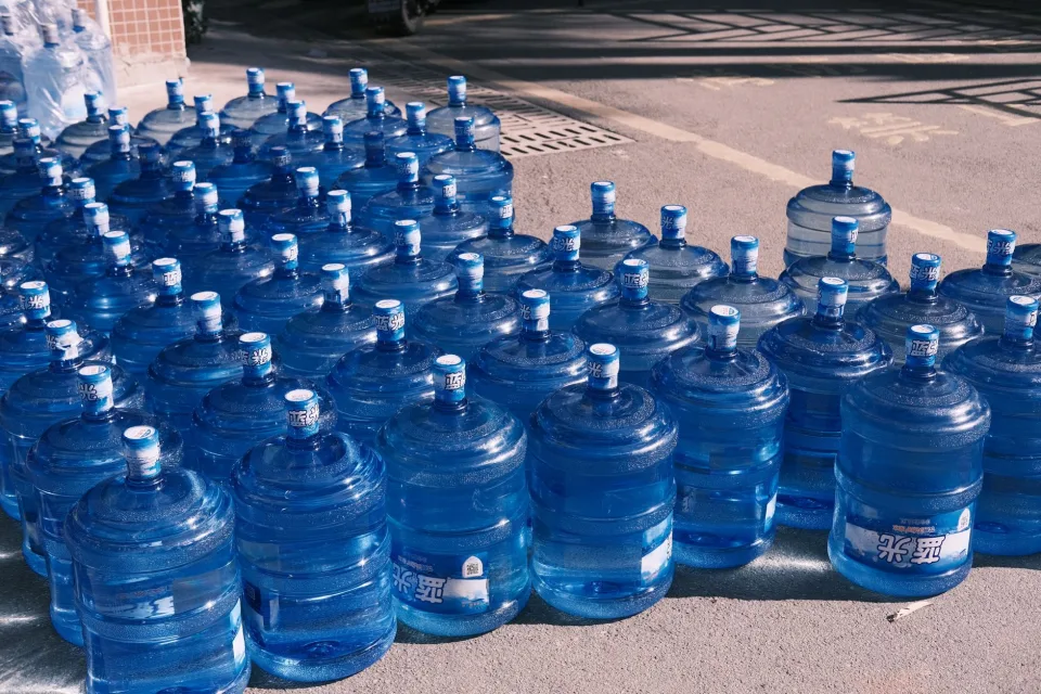 Nước uống & thiết bị đi kèm